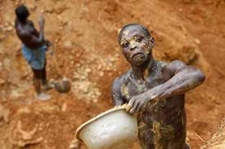 ویدیو/ صحنه‌های وحشتناک از خارج کردن معدنچی‌های گرفتار در معدن کبالت در آفریقا