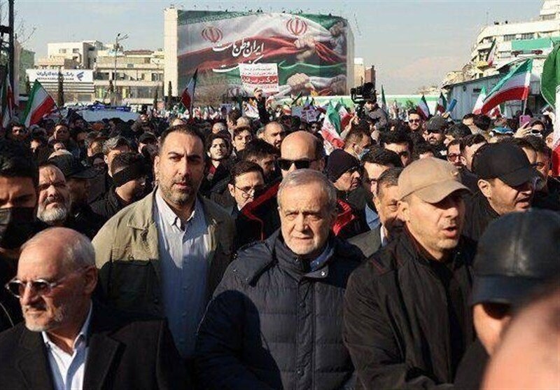 عکس/ پزشکیان در راهپیمایی میدان انقلاب عکس/ پزشکیان در راهپیمایی میدان انقلاب