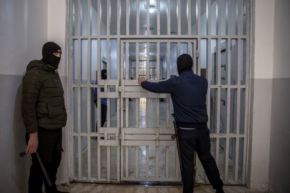 فرار گسترده عناصر داعش از زندان الشدادی در جنوب استان حسکه فرار گسترده عناصر داعش از زندان الشدادی در جنوب استان حسکه