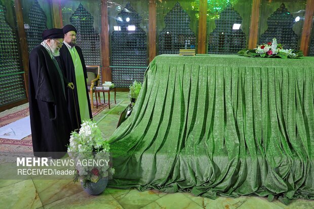 تصاویر/ حضور مقام معظم رهبری در مرقد امام خمینی