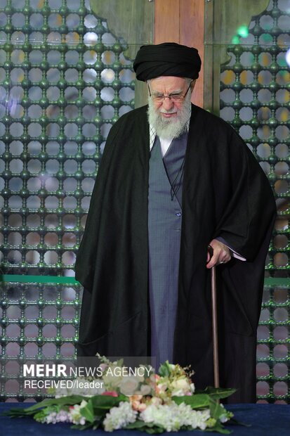 تصاویر/ حضور مقام معظم رهبری در مرقد امام خمینی