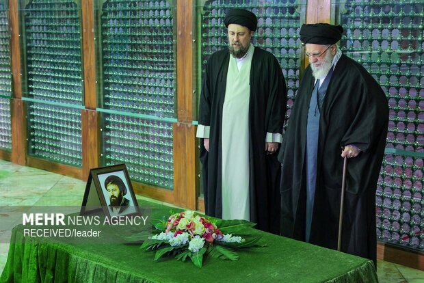 تصاویر/ حضور مقام معظم رهبری در مرقد امام خمینی