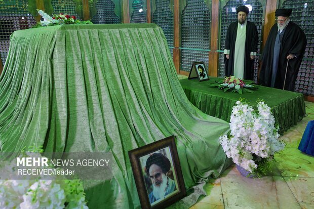 تصاویر/ حضور مقام معظم رهبری در مرقد امام خمینی