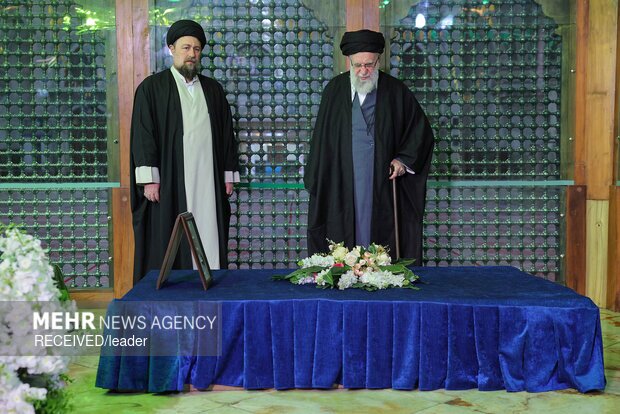 تصاویر/ حضور مقام معظم رهبری در مرقد امام خمینی