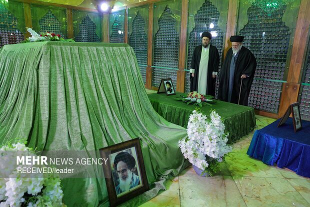 تصاویر/ حضور مقام معظم رهبری در مرقد امام خمینی