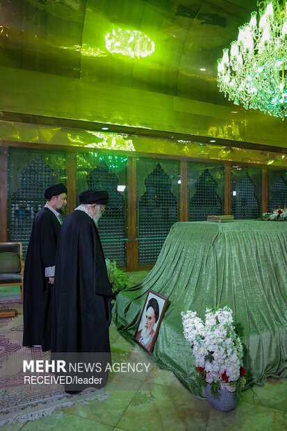 تصاویر/ حضور مقام معظم رهبری در مرقد امام خمینی