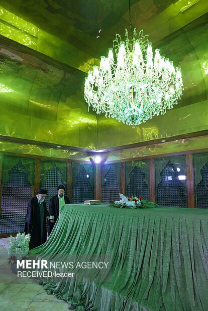 تصاویر/ حضور مقام معظم رهبری در مرقد امام خمینی