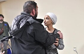 ویدیو/ حمله با سرنگ به نماینده مسلمان کنگره آمریکا