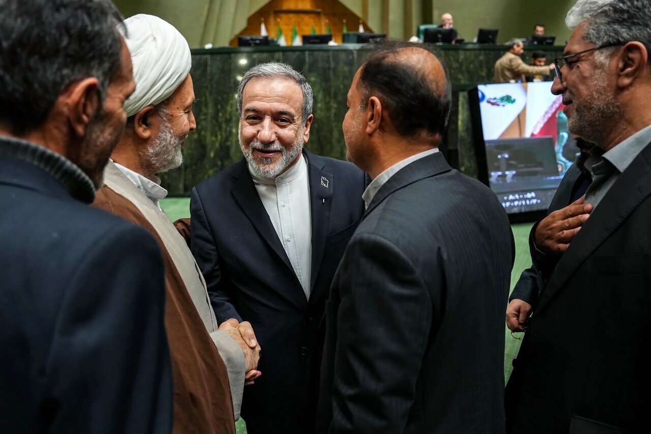 تصاویر/ گپ&zwnj;وگفت عراقچی با نمایندگان مجلس در جلسه غیرعلنی