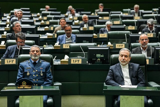 تصاویری از گپ&zwnj;وگفت عراقچی با نمایندگان مجلس در جلسه غیرعلنی