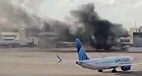 ویدیو/ هواپیمای آمریکن ایرلاینز در فرودگاه طعمه حریق شد