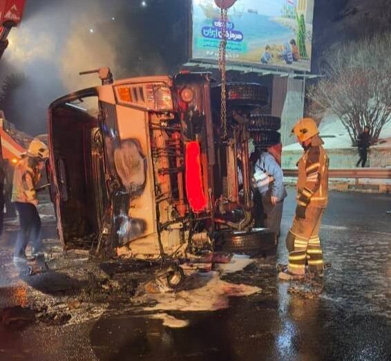 تصادف سمند و خودروی حامل بنزین سیار در بزرگراه چمران تصادف سمند و خودروی حامل بنزین سیار در بزرگراه چمران