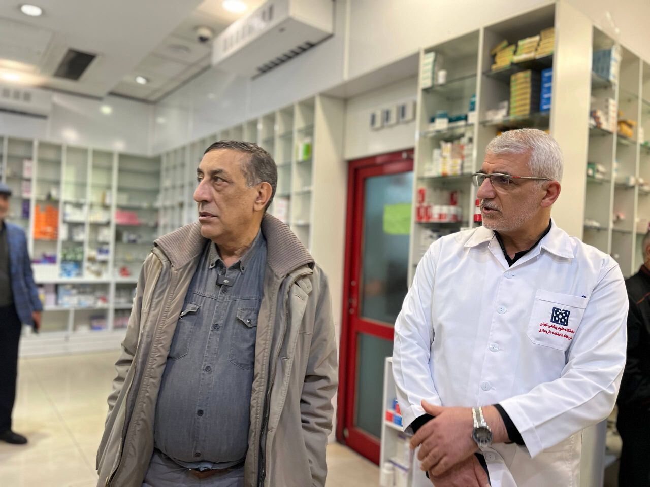 بازدید میدانی معاون پزشکیان از داروخانه ۱۳ آبان بازدید میدانی معاون پزشکیان از داروخانه ۱۳ آبان