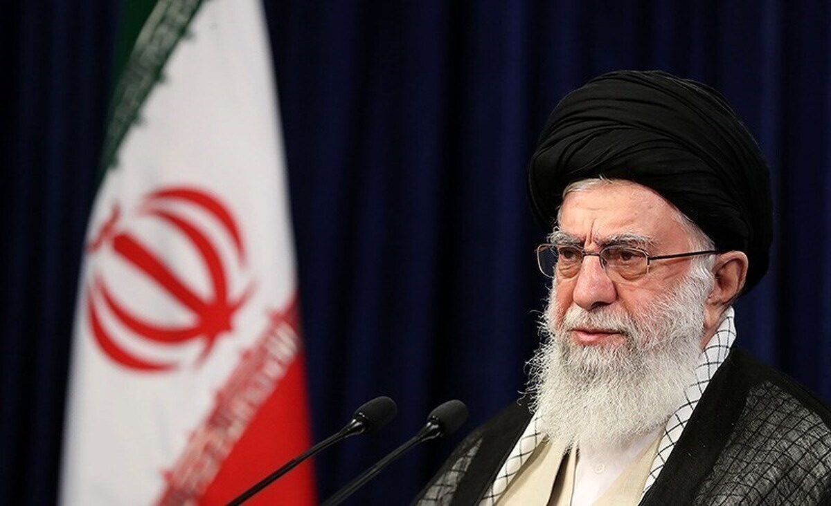 رهبر انقلاب: کسانی که می‌گویند چرا با مذاکره مستقیم با آمریکا مسائل را حل نمی‌کنید، ظاهربین هستند | باید از خدمتگزاران کشور بویژه رئیس‌جمهور پرکار و پرتلاش حمایت شود