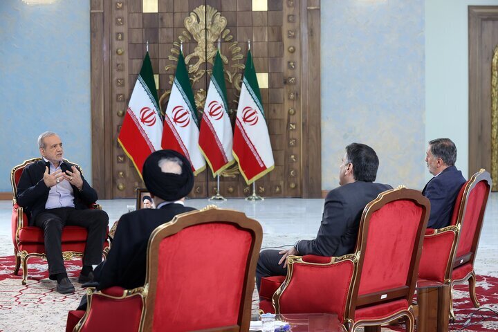 پزشکیان: مشکل ما سیستم است؛ باید آن را اصلاح کنیم | دزدها به خاطر جناح‌بندی‌ها متولد می‌شوند | مردم را نباید شهروند دست چندم حساب کرد | نباید کاری کرد که ممکلت بیشتر از این آسیب ببیند