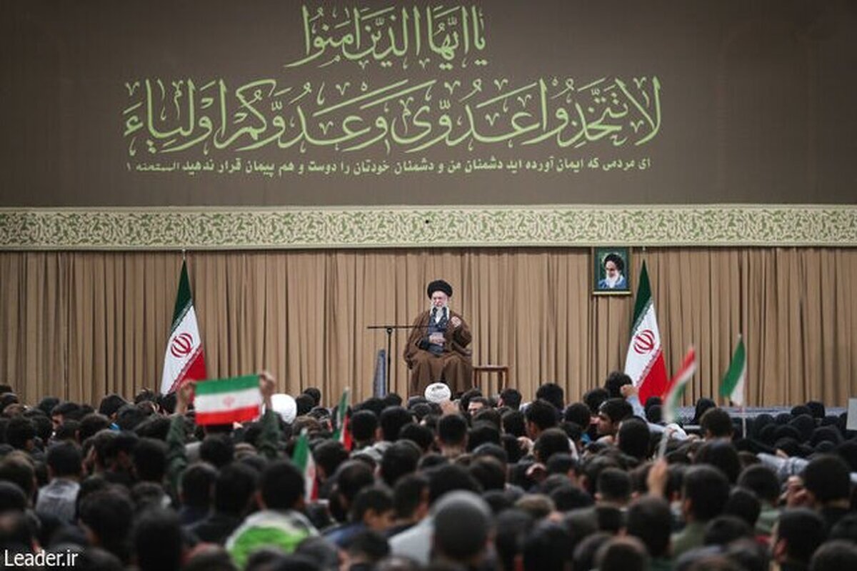 مقام معظم رهبری: مشکل ما با آمریکا از ۲۸ مرداد ۳۲ آغاز شد و نه ۱۳ آبان ۵۸ | شعار «مرگ بر آمریکا» مسئله‌ای نیست که آمریکا به خاطر آن اینگونه با ملت ما معارضه کند | تنها در یک صورت درخواست آمریکایی‌ها برای همکاری با ایران قابل بررسی خواهد بود