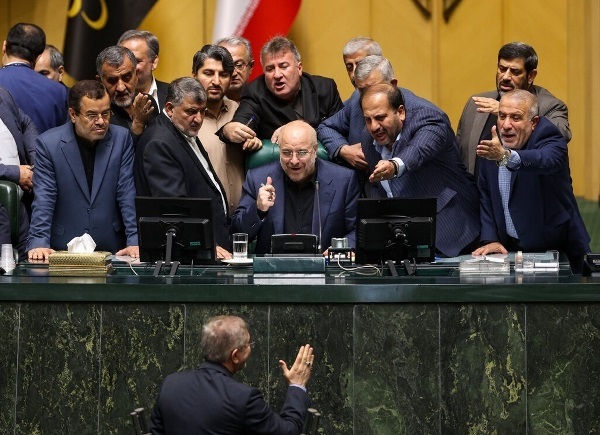 روزنامه جمهوری اسلامی:مردم و رسانه‌ها مطالب زیادی درباره نقاط منفی کارنامه رئیس مجلس و آن دو نماینده افراطی در ذهن دارند | آنچه قالیباف در سالروز موضعگیری امام علیه کاپیتولاسیون آمریکایی، از روحانی و ظریف خواست، ایجاد کاپیتولاسیون برای چین و روسیه بود