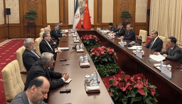 وزیر خارجه چین در دیدار با عراقچی: دیدارهای مستقیم میان دو طرف (ایران و امریکا) ضروری است وزیر خارجه چین در دیدار با عراقچی: دیدارهای مستقیم میان دو طرف (ایران و امریکا) ضروری است