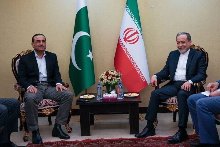 دیدار و گفتگوی عراقچی با فرمانده ارتش پاکستان تا پاسی از شب ادامه داشت دیدار و گفتگوی عراقچی با فرمانده ارتش پاکستان تا پاسی از شب ادامه داشت