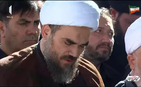 ویدیو/ حضور پدر شهیده زهرا محمدی گلپایگانی، نوه ۱۴ ماهه رهبر شهید در مراسم تشییع
