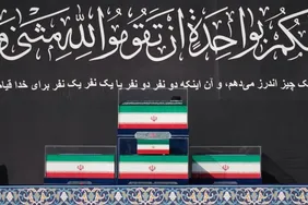 ویدیو/ اقامه نماز بر پیکر رهبر شهید و خانواده ایشان