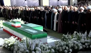 اقامه نماز بر پیکرهای رهبر شهید و خانواده ایشان به امامت آیت‌الله سبحانی