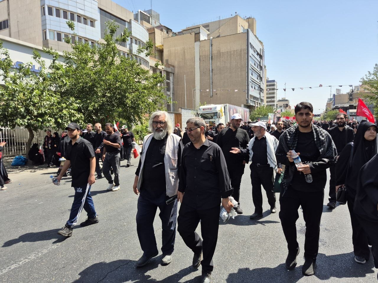 تصاویری از برادران جلیلی در حاشیه نماز بر پیکر رهبر شهید تصاویری از برادران جلیلی در حاشیه نماز بر پیکر رهبر شهید