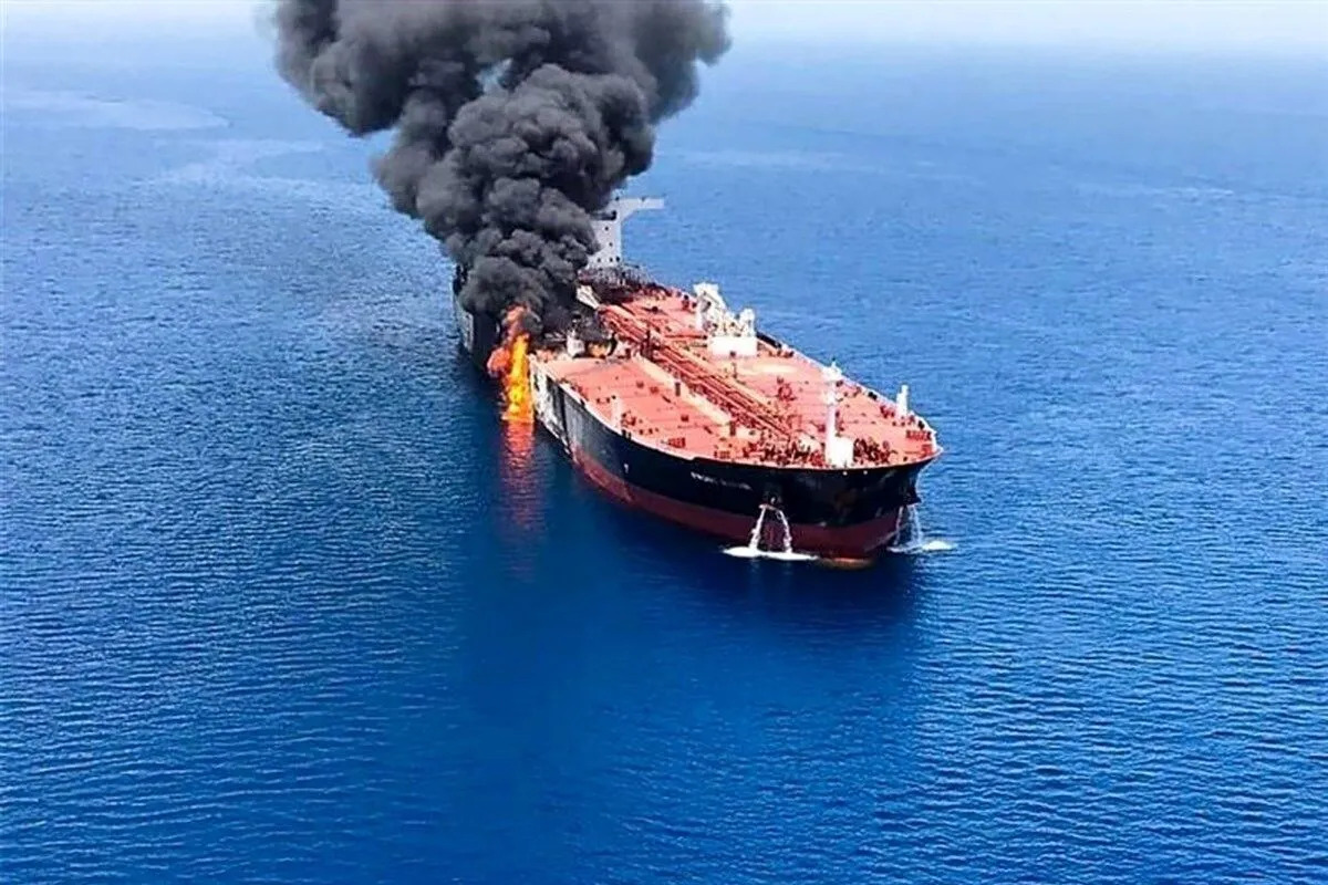 انفجار یک نفتکش بعد از برخورد با مین دریایی