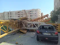 ویدیو/ لحظه سقوط جرثقیل روی یک ساختمان مسکونی در تهران