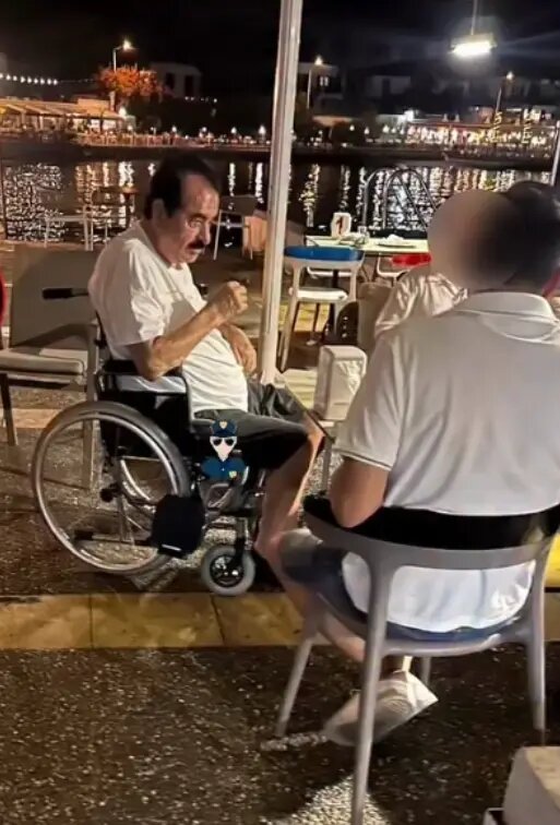 تصویری از ابراهیم تاتلیس در یک کافه با ویلچر تصویری از ابراهیم تاتلیس در یک کافه با ویلچر