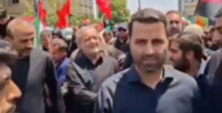 حضور پزشکیان در تشییع رهبر شهید انقلاب حضور پزشکیان در تشییع رهبر شهید انقلاب