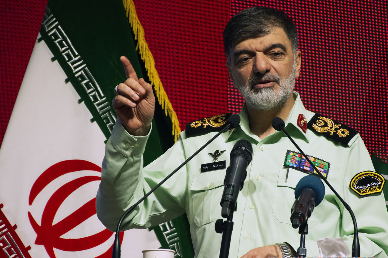 سردار رادان: بازاریان و اصناف، لانچرزنهای جنگ اقتصادی هستند سردار رادان: بازاریان و اصناف، لانچرزنهای جنگ اقتصادی هستند