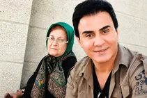 ویدیو/ بی‌قراری داریوش فرضیایی هنگام وداع آخر با مادرش