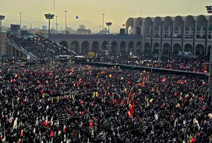 مراسم وداع با رهبر شهید | گزارش گاردین درباره شعارهای انتقام مردم در مصلی تهران مراسم وداع با رهبر شهید | گزارش گاردین درباره شعارهای انتقام مردم در مصلی تهران