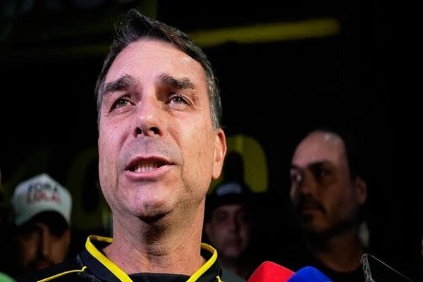 فلافیو بولسونارو به همراه خانواده وارد آمریکا شد؛ انتقاد لولا از خروج رقیب انتخاباتی فلافیو بولسونارو به همراه خانواده وارد آمریکا شد؛ انتقاد لولا از خروج رقیب انتخاباتی