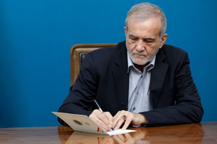 حکم پزشکیان برای سرپرست وزارت نفت صادر شد حکم پزشکیان برای سرپرست وزارت نفت صادر شد