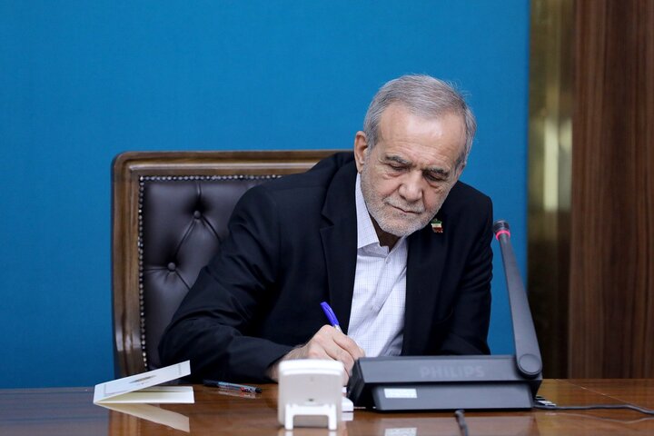 پزشکیان: اظهارات خارج از متن مورد توافق کمکی به پیشرفت مذاکرات نمیکند پزشکیان: اظهارات خارج از متن مورد توافق کمکی به پیشرفت مذاکرات نمیکند