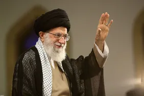ویدیو/ لحظه پخش صدای رهبر شهید انقلاب در مصلی تهران