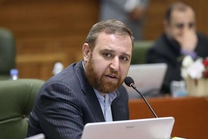 انتقاد عضو شورای شهر با انتقاد از عملکرد شهردار تهران؛ زاکانی علاقه‌مند است که «احمدی‌نژاد ثانی» لقب بگیرد
