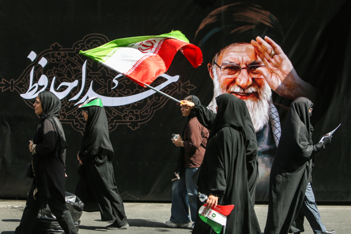 گزارش رسانه عبری درباره حضور ایرانیها در مصلی تهران برای وداع با امام شهید گزارش رسانه عبری درباره حضور ایرانیها در مصلی تهران برای وداع با امام شهید