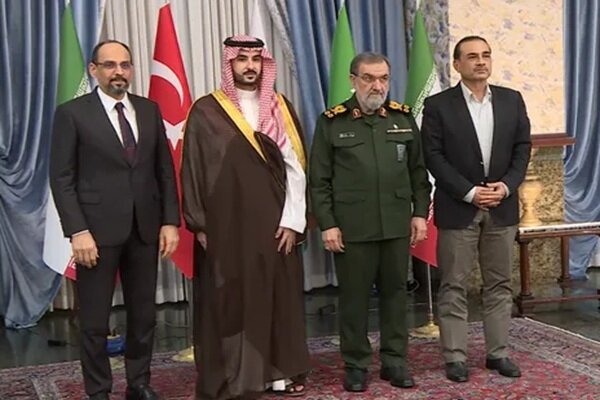 محسن رضایی: امنیت غرب آسیا باید با تکیه بر همکاری کشورهای منطقه تأمین شود