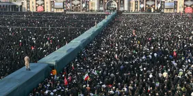 ویدیو/ تشییع پیکر رهبر شهید بر روی دستان مردم در قم