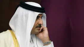 ویدیو/ تیپ متفاوت امیر قطر در یک کافه در پاریس
