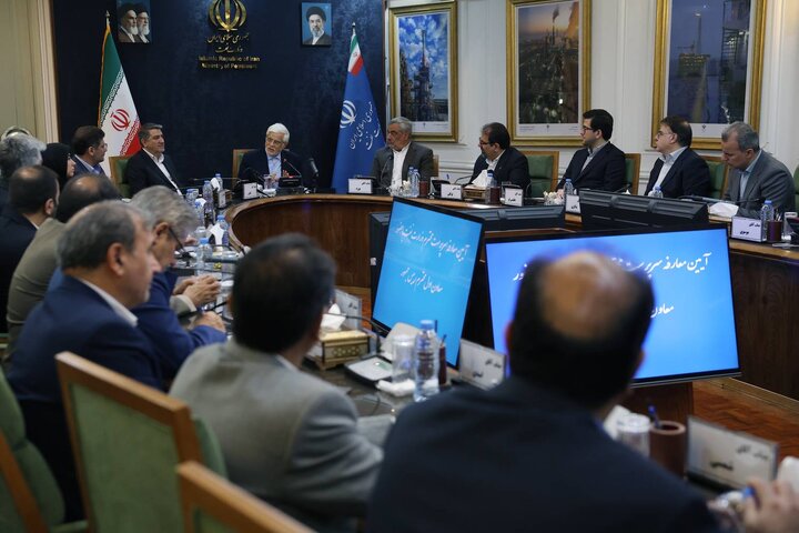 روایت عارف از استعفای پاکنژاد از وزارت نفت: یک بار در سال گذشته با او برخورد تندی کردم و گلایه کردم که چرا بدون مشورت استعفا داده؛ یک بار دیگر هم به او گفتم اگر قصد استعفا دارد، ابتدا با من هماهنگ کند، اما او بدقولی کرد | رئیسجمهور در نهایت در برابر اصرار وزیر، استفعا را پذیرفت روایت عارف از استعفای پاکنژاد از وزارت نفت: یک بار در سال گذشته با او برخورد تندی کردم و گلایه کردم که چرا بدون مشورت استعفا داده؛ یک بار دیگر هم به او گفتم اگر قصد استعفا دارد، ابتدا با من هماهنگ کند، اما او بدقولی کرد | رئیسجمهور در نهایت در برابر اصرار وزیر، استفعا را پذیرفت