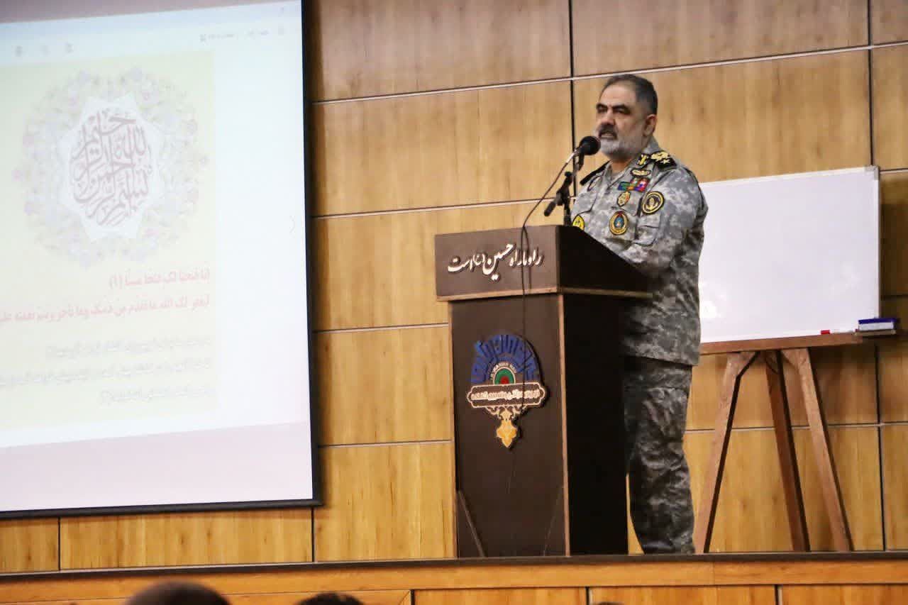دریادار ایرانی: دشمن سخت در اشتباه است | نیروی دریایی مأموریت خود را با قدرت ادامه می‌دهد