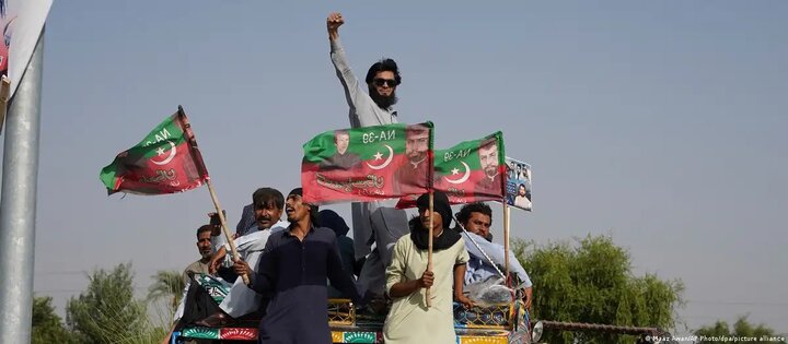  راهپیمایی اعتراضی هزاران تن از حامیان عمران خان از استان خیبر پختونخوا به سمت اسلام‌آباد