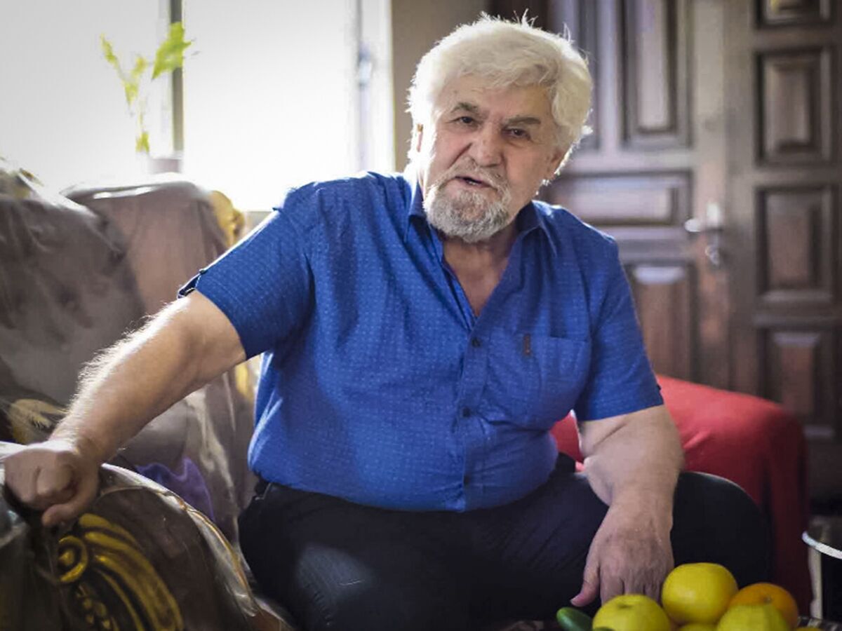 سنگ مزار عنایت بخشی سرانجام نصب شد سنگ مزار عنایت بخشی سرانجام نصب شد