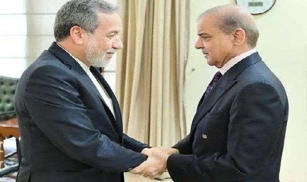 تسلیت نخست وزیر پاکستان به عراقچی در گفتوگوی تلفنی با وی تسلیت نخست وزیر پاکستان به عراقچی در گفتوگوی تلفنی با وی