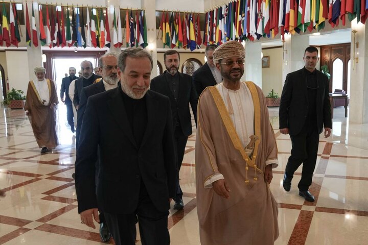 استقبال وزیر خارجه عمان از عراقچی در مسقط استقبال وزیر خارجه عمان از عراقچی در مسقط