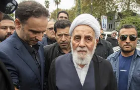 ویدیو | اقامه نماز علی اکبر ناطق نوری بر پیکر برادرش